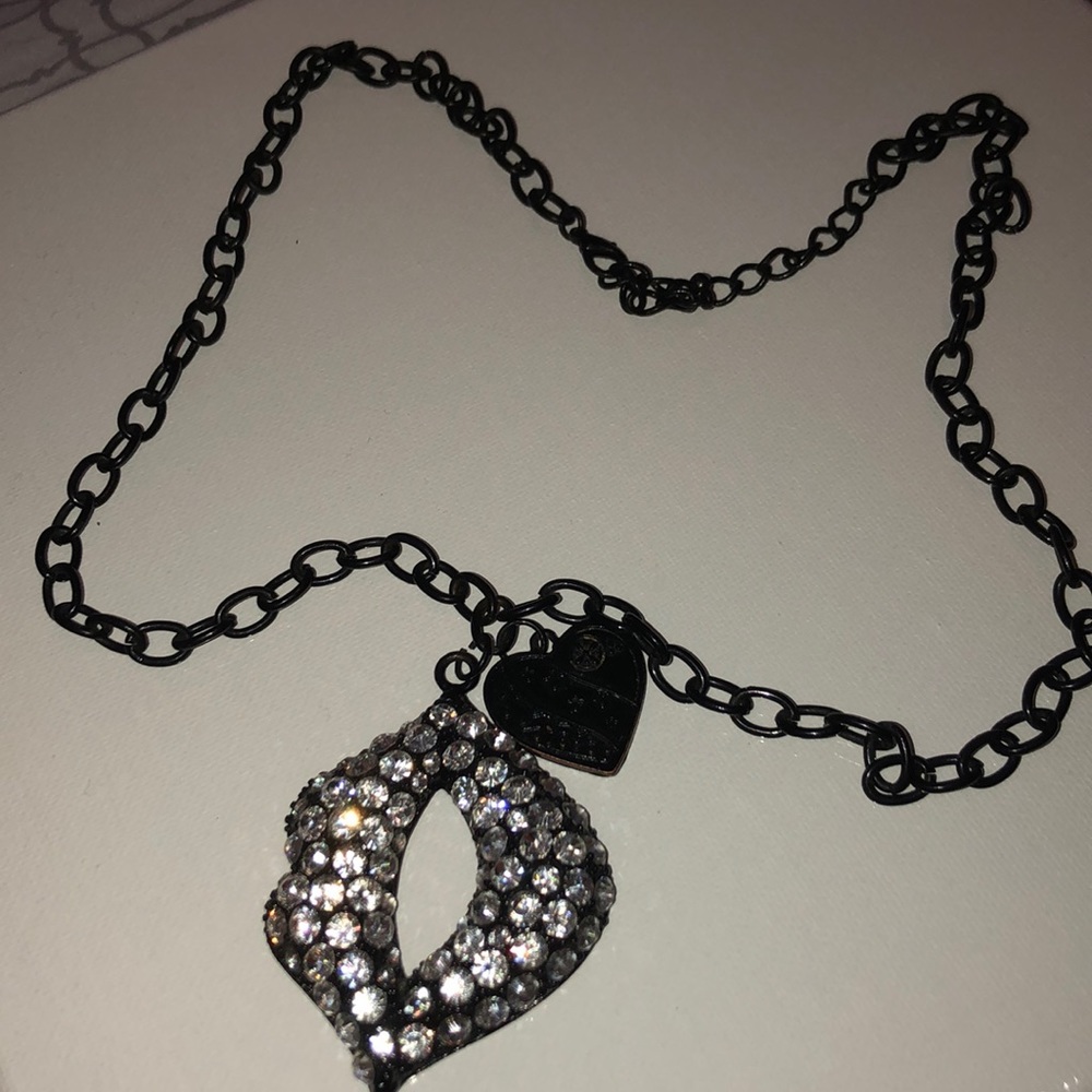 Black lips necklace